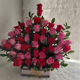 classic pink and red floral arrangement. arreglo floral clasico rosa y rojo