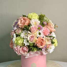 Mixed pastel bouquet in a pink hat box