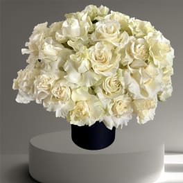 Cream rose bouquet in a dark vase
