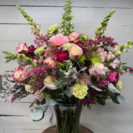Mixed pink and cream bouquet in a clear glass vase
