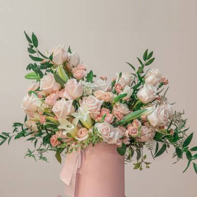 Special Pink Box with Pink & White Flowers – Elegant Gift for Romantic Occasions