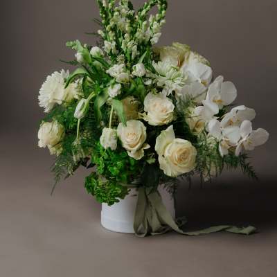 Aesthetic White and Green Flower Arrangement – Elegant and Serene Floral Design