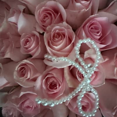 Pink rose bouquet with a pearl heart decoration
