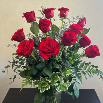 Bouquet of red roses in a clear glass vase