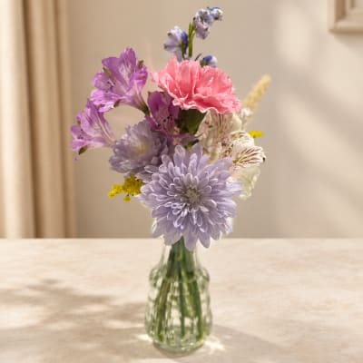 Mixed pastel bouquet in a clear glass vase