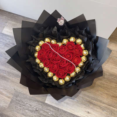 (SALE ONLY 1 AVAILABLE) Beautiful heart-shaped bouquet, Ferrero Rocher chocolates, pearls