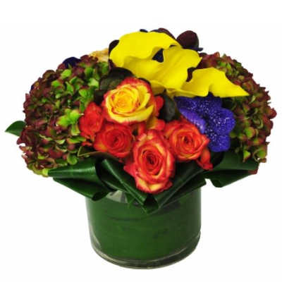 Colorful bouquet of roses and hydrangeas in a green vase
