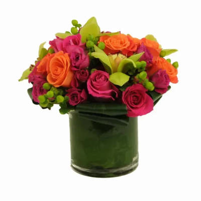 Bouquet of pink and orange roses in a green glass vase
