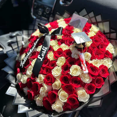 125 Roses Ramo Buchon w/black paper