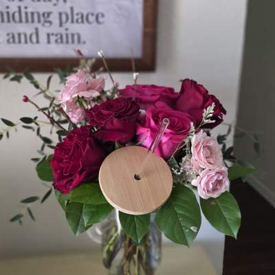 Bouquet of pink and magenta roses in a clear glass vase