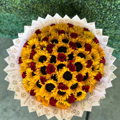 MEGA Sunflower bouquet with hints of roses