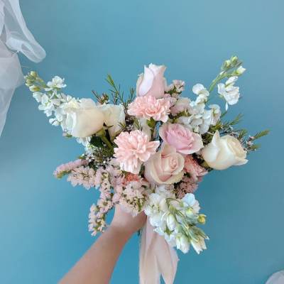 La Rose No-Fuss Bridal Bouquet