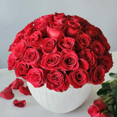 Round bouquet of red roses in a white vase