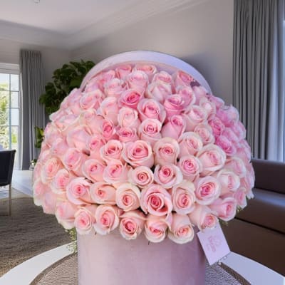 Large pink rose bouquet in a round hatbox