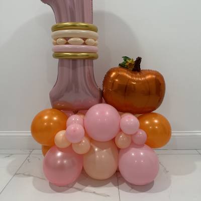 Standing balloon decoration