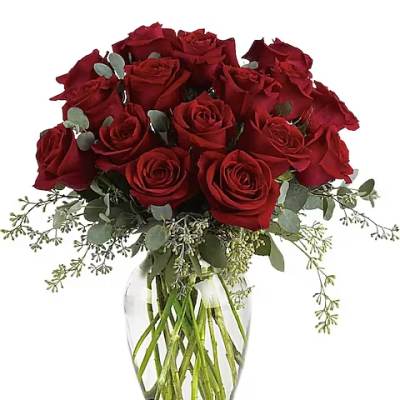 Bouquet of red roses in a clear glass vase