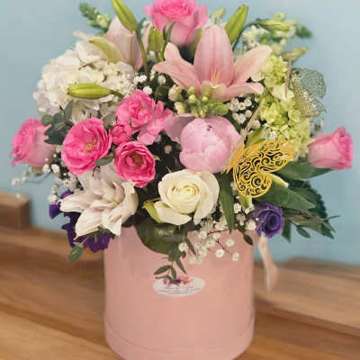 Pink and white mixed bouquet in a pink hat box
