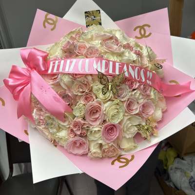 Pink and cream rose bouquet with a "Feliz Cumpleaños" ribbon