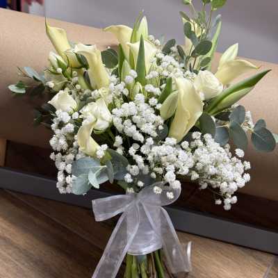 Bouquet of white calla lilies and baby's breath with eucalyptus