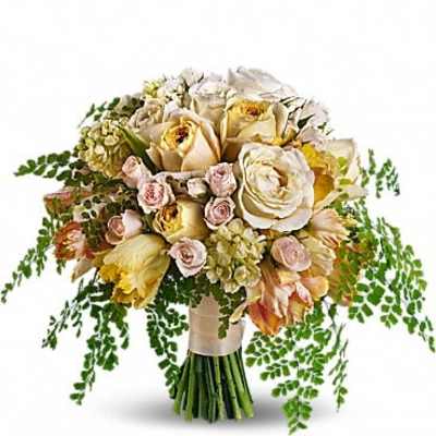 Bouquet of cream and blush roses with trailing greenery