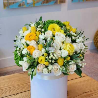 Yellow and white bouquet in a white hat box