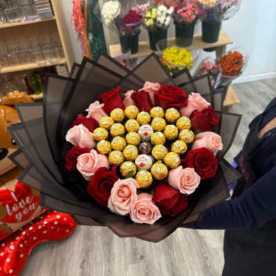 Heart shaped bouquet with red roses and light pink