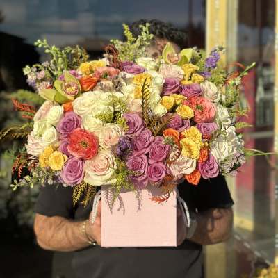 Large mixed bouquet of roses in a pink box