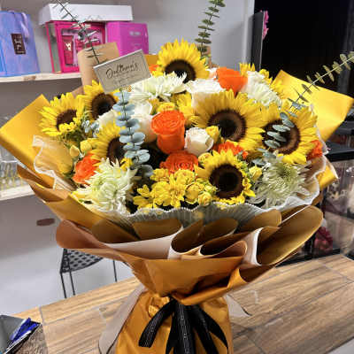 Large arrangement with base