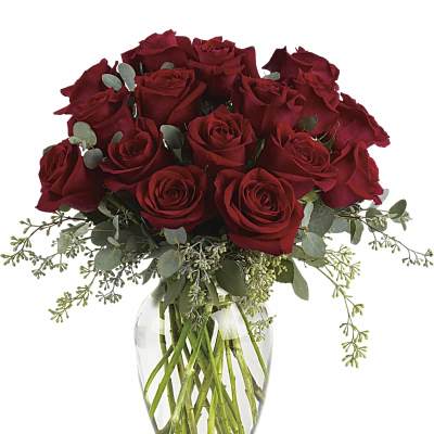 Bouquet of red roses in a clear glass vase