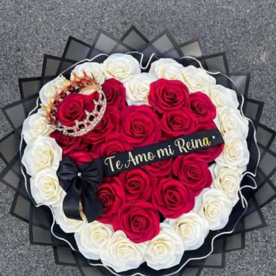 Heart-shaped red and white rose arrangement with crown and Spanish love message