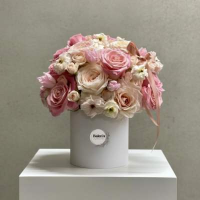 Pink and white rose bouquet in a white hat box with ribbon