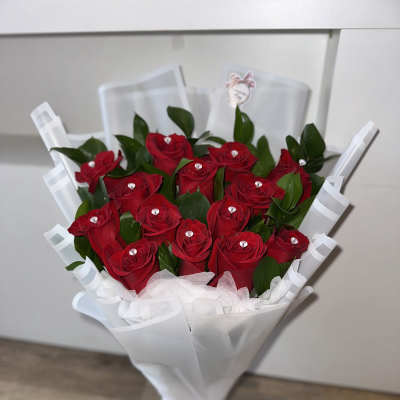 BEAUTIFUL ROSES EACH WITH ITS FANTASY DIAMOND