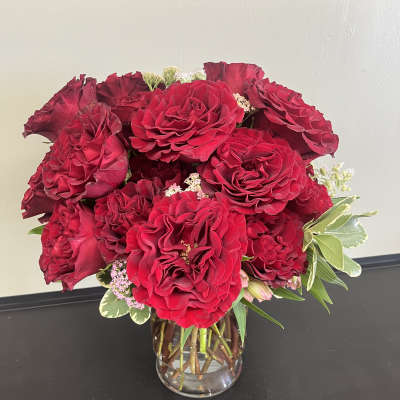 Bouquet of red roses in a clear glass vase