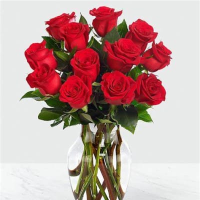 Bouquet of red roses in a clear glass vase