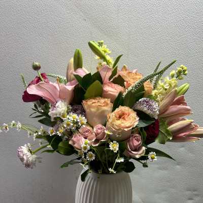 Mixed pink and peach bouquet in a white vase