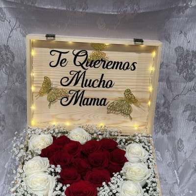 Wooden gift box with red and white roses and a "Te Queremos Mucho Mama" sign