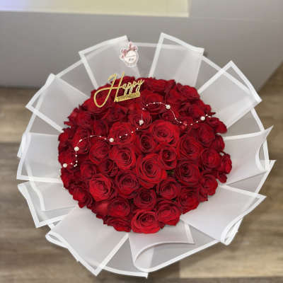 Beautiful bouquet (buchón) decorated with pearls, happy birthday topper (you can change the topper to i love you, happy anniversary)