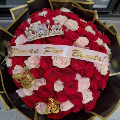 Bouquet of red and pale pink roses with a crown and ribbon