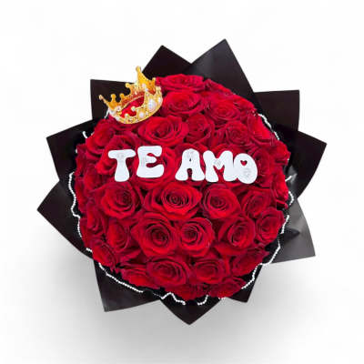 Round bouquet of red roses with TE AMO letters and a gold crown in black wrapping