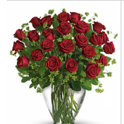 Bouquet of red roses in a clear glass vase