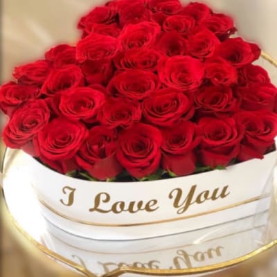 Heart of red roses