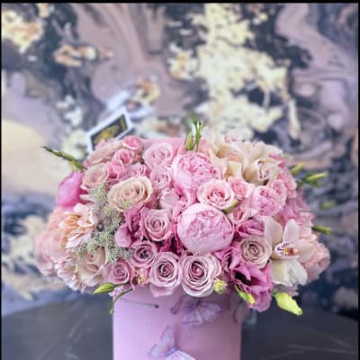 Pink rose bouquet in a round pink hat box