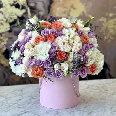 Round bouquet of roses in pink box