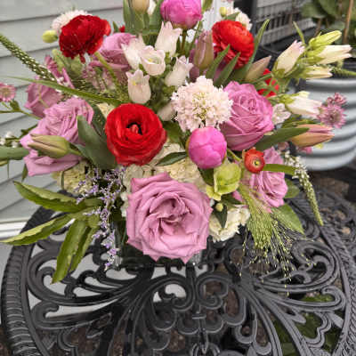Mixed bouquet of pink and red flowers in a vase