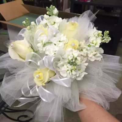 soft handtied bouquet