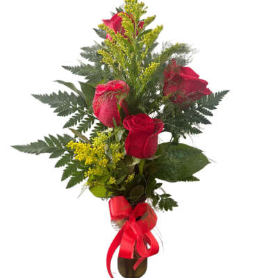 Simple rose bouquet in small vase