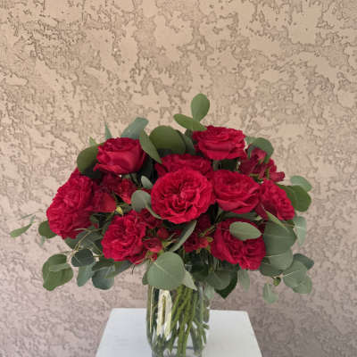 Bouquet of red roses in a clear glass vase
