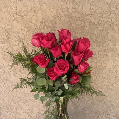 Bouquet of hot pink roses in a clear glass vase