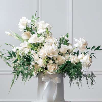 White Box with White Flowers – Elegant Gift & Decoration for Special Occasions