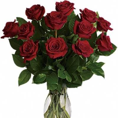 Bouquet of red roses in a clear glass vase